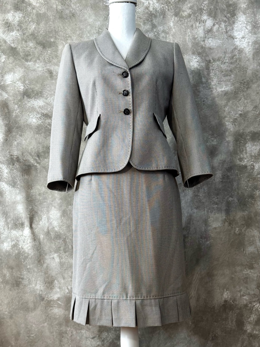 Tahari Women's Two-Piece Skirt Suit (Love 26)